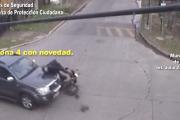 Las cámaras del COT registraron un siniestro vial entre una moto y una camioneta