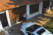 Acarició a un gato, miró hacia los costados y segundos después lo agredió brutalmente