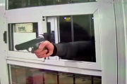 Entró armado a un kiosco de Virrey del Pino y apuntó a la empleada para robarle