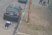 Terror en La Matanza: motochorros atacaron a un vecino y una chica se tiró al piso por miedo