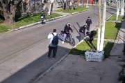 Motochorros asaltaron a cuatro jóvenes que volvían de una escuela especial en González Catán