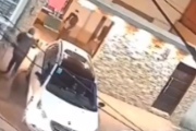 Morón otra vez bajo la inseguridad: cinco delincuentes entraron a una casa cuando el dueño guardaba el auto