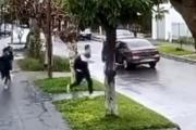 Salió de la escuela, lo persiguieron para robarle y un policía apareció justo a tiempo en Villa Bosch