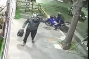 Llegó en moto y lo rodearon para robársela en San Andrés: el ataque quedó filmado
