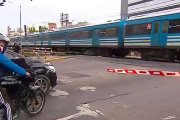Falla en el tren Sarmiento: seis barreras quedaron bajas y hay demoras y caos de tránsito