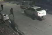 A los tiros en Quilmes: balearon a un remisero para robarle el auto y escapó embistiendo la moto de los delincuentes