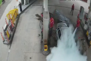 Playeros evitaron una tragedia en Merlo: roció con combustible un auto e intentó prender fuego un surtidor
