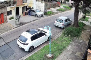Violento robo en Caseros: sacaban el auto del garaje y dos delincuentes se lo llevaron