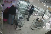 Entraron armados a una joyería de Merlo y en 30 segundos arrasaron con las piezas más caras