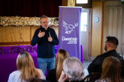 Valenzuela encabezó un encuentro libertario en Quilmes y cuestionó la presión tributaria del municipio