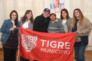 Julio Zamora se reunió con representantes de la EEE N° 506 que desarrollaron un proyecto de geografía en Braille