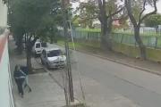 Salvaje ataque en Villa Lugano: golpeó por la espalda a una mujer que caminaba por la calle y terminó detenido