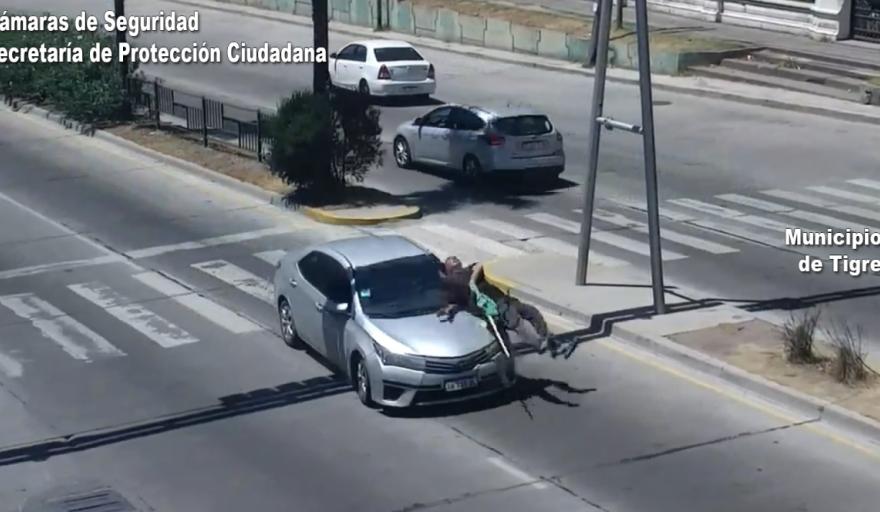 Imprudencia peatonal: un hombre fue embestido por un automóvil luego de cruzar peligrosamente varias veces la Ruta 197
