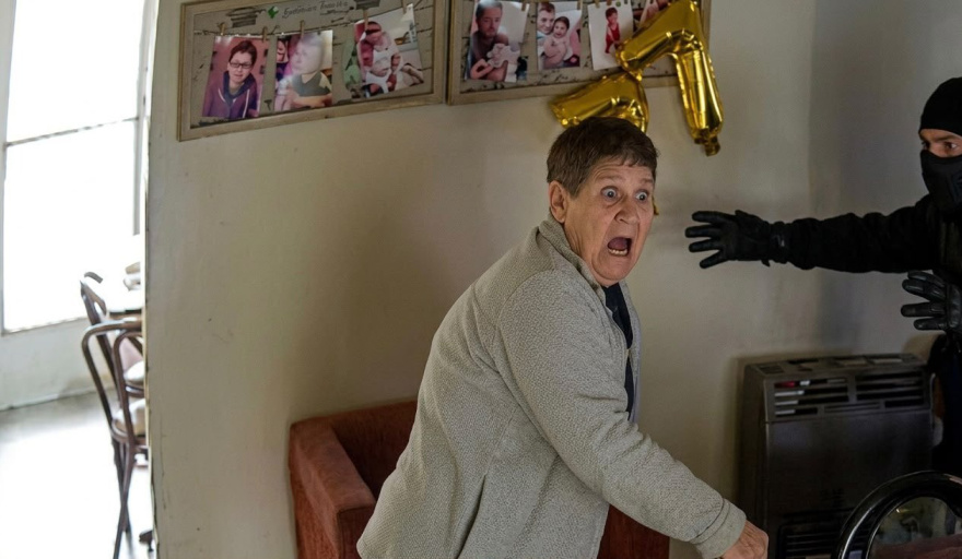 “Dame los ahorros”: golpearon y amordazaron a una jubilada de 77 años durante una brutal entradera en Villa Luzuriaga