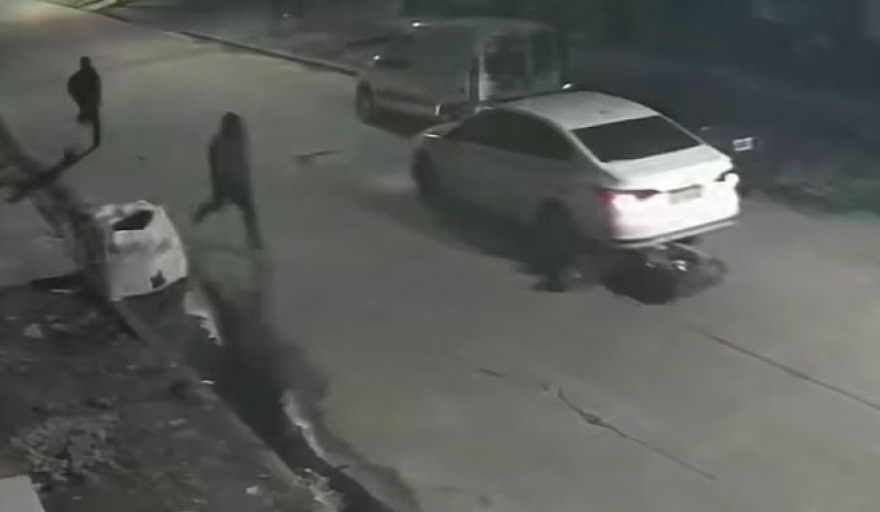 A los tiros en Quilmes: balearon a un remisero para robarle el auto y escapó embistiendo la moto de los delincuentes